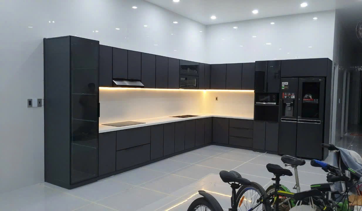 Tủ Bếp Nhôm Cánh Kính Khung Đen Tối Giản